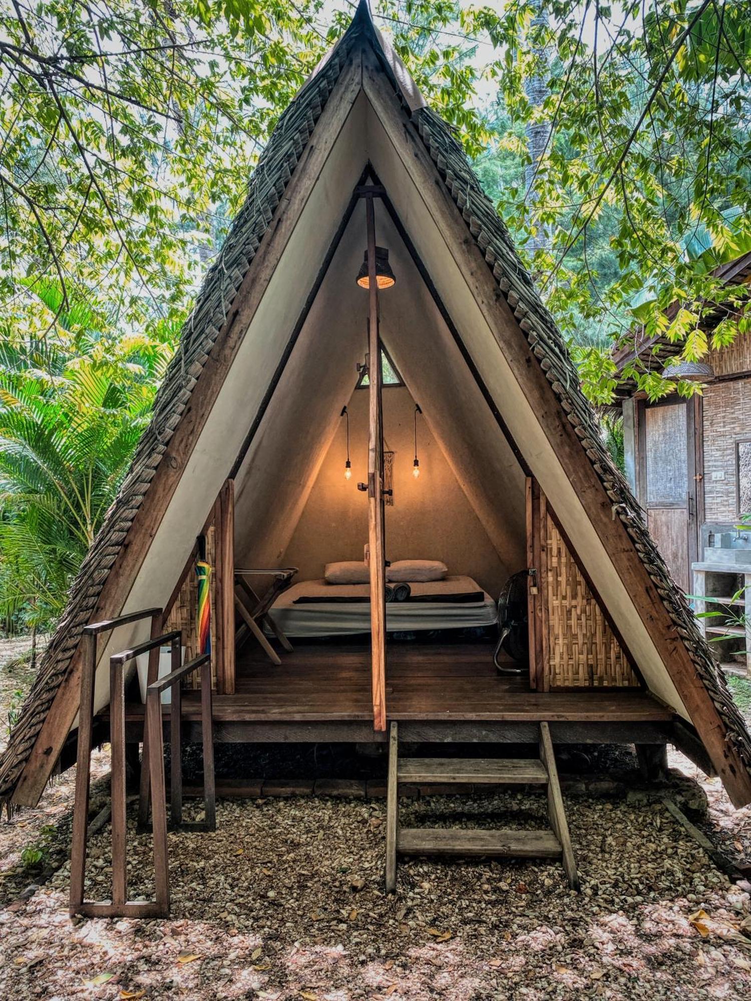 Basa-Basi Lodge Karimunjawa Eksteriør billede